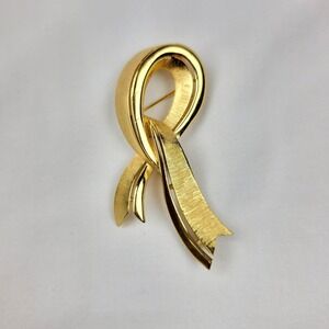 Vintage CROWN TRIFARI Ribbon Pin Gold Tone Brushed Texture Loop Knot Tie